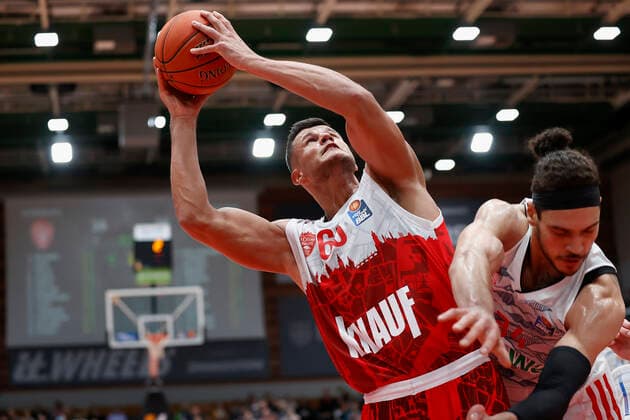 02.11.2021, Basketball, BBL, Hauptrunde 2021 - 2022, s.Oliver Wuerzburg - FC Bayern Muenchen, GER, Wuerzburg, s.Oliver Arena Bild: v. li. Filip Stanic (s.Oliver Wuerzburg) und Gavin Schilling (FC Bayern Muenchen) Copyright: HMBxMedia xHeikoxBecker