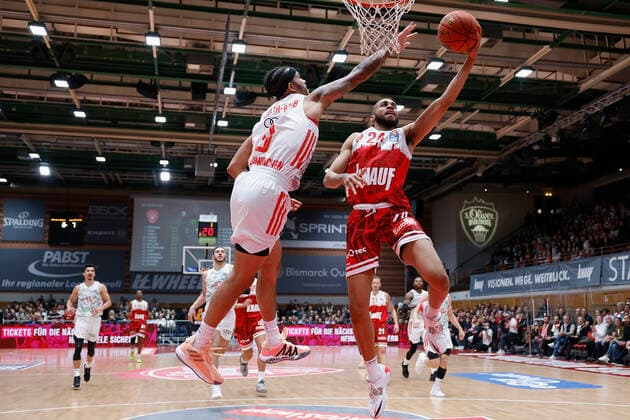 02.11.2021, Basketball, BBL, Hauptrunde 2021 - 2022, s.Oliver Wuerzburg - FC Bayern Muenchen, GER, Wuerzburg, s.Oliver Arena Bild: v. li. Nick Weiler-Babb (FC Bayern Muenchen) und Cameron Hunt (s.Oliver Wuerzburg) Copyright: HMBxMedia xHeikoxBecker
