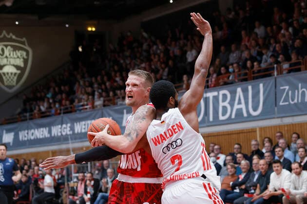 02.11.2021, Basketball, BBL, Hauptrunde 2021 - 2022, s.Oliver Wuerzburg - FC Bayern Muenchen, GER, Wuerzburg, s.Oliver Arena Bild: v. li. Aigars Skele (s.Oliver Wuerzburg) und Corey Walden (FC Bayern Muenchen) Copyright: HMBxMedia xHeikoxBecker