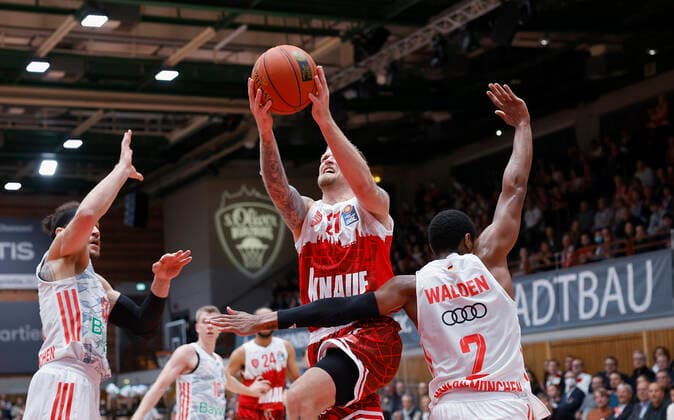 02.11.2021, Basketball, BBL, Hauptrunde 2021 - 2022, s.Oliver Wuerzburg - FC Bayern Muenchen, GER, Wuerzburg, s.Oliver Arena Bild: v. li. Gavin Schilling (FC Bayern Muenchen), Aigars Skele (s.Oliver Wuerzburg) und Corey Walden (FC Bayern Muenchen) Copyright: HMBxMedia xHeikoxBecker