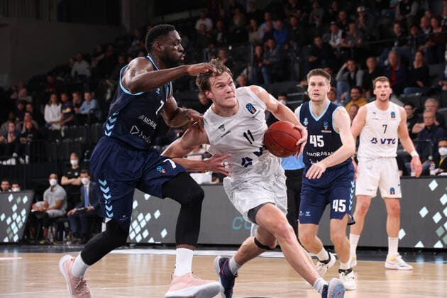 Basketball: EuroCup, Hamburg Towers - Morabank Andorra Oldenburg, Hamburg, 02.11.2021 Babatunde Olumuyiwa (Andorra, l.) - Maik Kotsar (Towers) Hamburg Germany