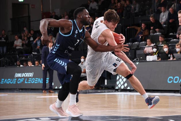 Basketball: EuroCup, Hamburg Towers - Morabank Andorra Oldenburg, Hamburg, 02.11.2021 Babatunde Olumuyiwa (Andorra, l.) - Maik Kotsar (Towers) Hamburg Germany