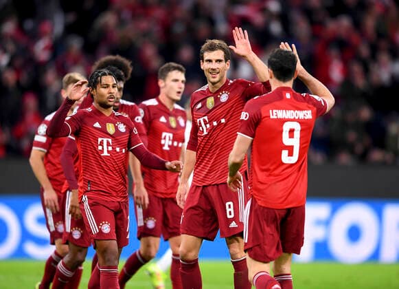 Bilder des Jahres 2021, Sport 11 November Sport Themen der Woche KW44 Sport Bilder des Tages FUSSBALL CHAMPIONS LEAGUE SAISON 2021 2022 Vorrunde Gruppe E FC Bayern Muenchen - Benfica Lissabon 02.11.2021 Jubel nach dem Tor zum 1 - 0 mit Serge Gnabry (li, FC Bayern Muenchen) und Leon Goretzka (mitte, FC Bayern Muenchen) und dem Torschuetzen Robert Lewandowski (re, FC Bayern Muenchen) *** FOOTBALL CHAMPIONS LEAGUE SEASON 2021 2022 Preliminary Round Group E FC Bayern Muenchen Benfica Lisbon 02 11 2021 Cheering after the goal for 1 0 with Serge Gnabry left, FC Bayern Muenchen and Leon Goretzka middle, FC Bayern Muenchen and the goal scorer Robert Lewandowski right, FC Bayern Muenchen