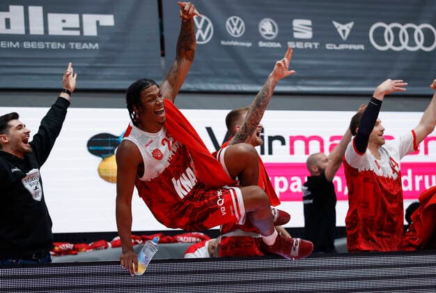 02.11.2021, Basketball, BBL, Hauptrunde 2021 - 2022, s.Oliver Wuerzburg - FC Bayern Muenchen, GER, Wuerzburg, s.Oliver Arena Bild: v. li. Die Mannschaft Luciano Parodi (s.Oliver Wuerzburg), Desi Rodriguez (s.Oliver Wuerzburg), Aigars Skele (s.Oliver Wuerzburg) und Felix Hoffmann (s.Oliver Wuerzburg) feiern den Sieg Copyright: HMBxMedia xHeikoxBecker