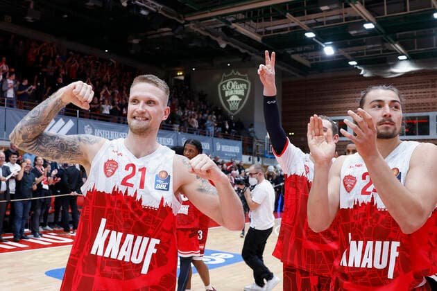 02.11.2021, Basketball, BBL, Hauptrunde 2021 - 2022, s.Oliver Wuerzburg - FC Bayern Muenchen, GER, Wuerzburg, s.Oliver Arena Bild: v. li. Aigars Skele (s.Oliver Wuerzburg) und Julian Albus (s.Oliver Wuerzburg) Copyright: HMBxMedia xHeikoxBecker