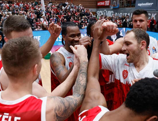 02.11.2021, Basketball, BBL, Hauptrunde 2021 - 2022, s.Oliver Wuerzburg - FC Bayern Muenchen, GER, Wuerzburg, s.Oliver Arena Bild: v. li. Die Mannschaft feiert mit den Fans den Sieg Copyright: HMBxMedia xHeikoxBecker