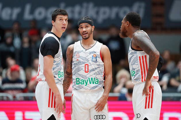 02.11.2021, Basketball, BBL, Hauptrunde 2021 - 2022, s.Oliver Wuerzburg - FC Bayern Muenchen, GER, Wuerzburg, s.Oliver Arena Bild: v. li. Enttaeuschung bei Vladimir Lucic (FC Bayern Muenchen), Nick Weiler-Babb (FC Bayern Muenchen) und Deshaun Thomas (FC Bayern Muenchen) Copyright: HMBxMedia xHeikoxBecker