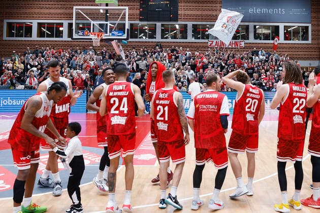 02.11.2021, Basketball, BBL, Hauptrunde 2021 - 2022, s.Oliver Wuerzburg - FC Bayern Muenchen, GER, Wuerzburg, s.Oliver Arena Bild: v. li. Die Mannschaft feiert mit den Fans den Sieg Copyright: HMBxMedia xHeikoxBecker