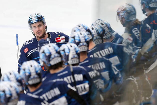 Sport Themen der Woche KW44 Sport Bilder des Tages Penny DEL - Eishockey - Saison 2021 22 - ERC Ingolstadt - Augsburger Panther - Der 4:1 Führungstreffer durch Wayne Simpson ( 21 ERCI) - jubel - Abklatschen bei den Mitspielern - Foto: Stefan Bösl Penny DEL - Eishockey - Saison 2021 22 - ERC Ingolstadt *** Penny DEL Ice Hockey Season 2021 22 ERC Ingolstadt Augsburg Panther The 4 1 leading goal by Wayne Simpson 21 ERCI jubel high-fives with the teammates Photo Stefan Bösl Penny DEL Ice Hockey Season 2021 22 ERC Ingolstadt