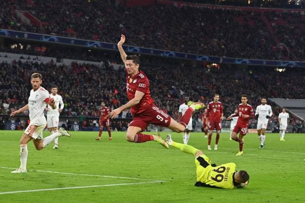 Sport Bilder des Tages Torchance Robert LEWANDOWSKI (Bayern Muenchen), Aktion,Zweikampf gegen Torwart Odisseas VLACHODIMOS (Lissabon). Fussball Champions League Gruppe E FC Bayern Muenchen - SL Benfica Lissabon 5-2, A L L I A N Z A R E N A Muenchen am 02.11.2021