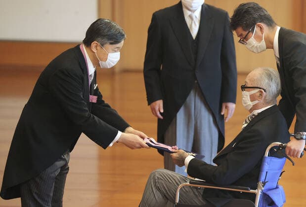 Imperial Palace ceremony for Order of Culture recipients Baseball legend Shigeo Nagashima receives the Order of Culture, Japan s top cultural award, from Emperor Naruhito (L) at the Imperial Palace in Tokyo on Nov. 3, 2021. (Pool photo)  A14AA0000922577P