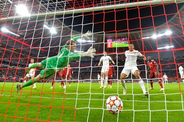 02.11.2021, Fussball UEFA Championsleague 2021 2022: Vorrunde, 4.Spieltag, FC Bayern München - Benfica Lissabon, in der Allianz-Arena München. Torwart Manuel Neuer (FC Bayern München) hechtet vergeblich dem Ball nach, der schon im Netz zappelt.