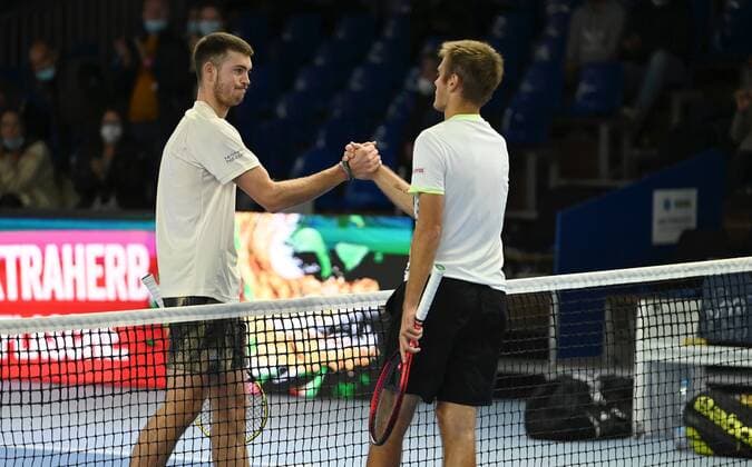 02.11.2021 - Tennis - ATP, Tennis Herren Challenger Tour - Challenger Eckental - Int. Deutsche Tennis-Hallenmeisterschaften - 1. Runde - - Maximilian Marterer ( GER ) Kacper Zuk ( POL ) Handschlag Handshake nach Spielende