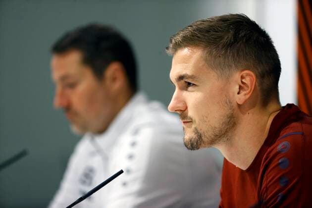 ANTWERPEN, BELGIUM - NOVEMBER 03 : Brian Priske head coach of Antwerp FC and Bjorn Engels defender of Antwerp FC pictured during a press conference, PK, Pressekonferenz of Antwerp ahead of the UEFA Europa League Group stage - Group D match against Fenerbahce on November 3, 2021 in Antwerpen, Belgium, 3 11 2021 ( Antwerp v Fenerbahce - Media activities 3 11 2021 - UEFA Europa League PhotoNews Panoramic 