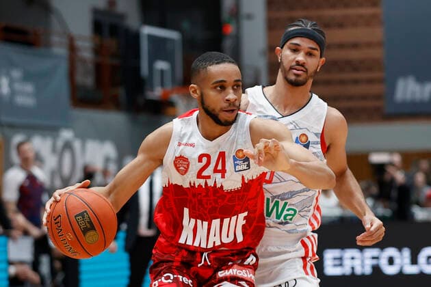 02.11.2021, Basketball, BBL, Hauptrunde 2021 - 2022, s.Oliver Wuerzburg - FC Bayern Muenchen, GER, Wuerzburg, s.Oliver Arena Bild: v. li. Cameron Hunt (s.Oliver Wuerzburg) und Nick Weiler-Babb (FC Bayern Muenchen) Copyright: HMBxMedia xHeikoxBecker