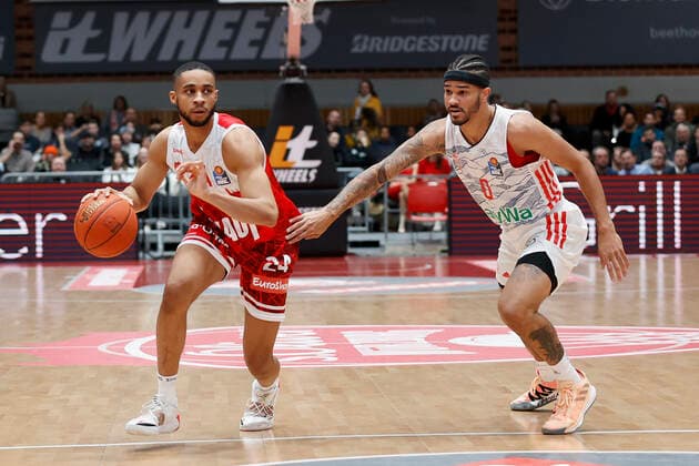 02.11.2021, Basketball, BBL, Hauptrunde 2021 - 2022, s.Oliver Wuerzburg - FC Bayern Muenchen, GER, Wuerzburg, s.Oliver Arena Bild: v. li. Cameron Hunt (s.Oliver Wuerzburg) und Nick Weiler-Babb (FC Bayern Muenchen) Copyright: HMBxMedia xHeikoxBecker