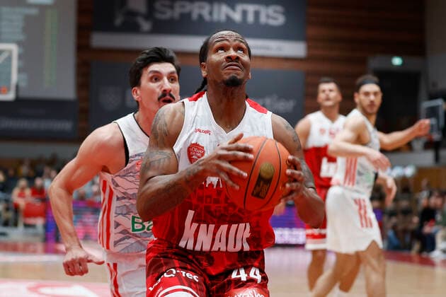 02.11.2021, Basketball, BBL, Hauptrunde 2021 - 2022, s.Oliver Wuerzburg - FC Bayern Muenchen, GER, Wuerzburg, s.Oliver Arena Bild: v. li. Nihad Djedovic(FC Bayern Muenchen) und William Buford (s.Oliver Wuerzburg) Copyright: HMBxMedia xHeikoxBecker