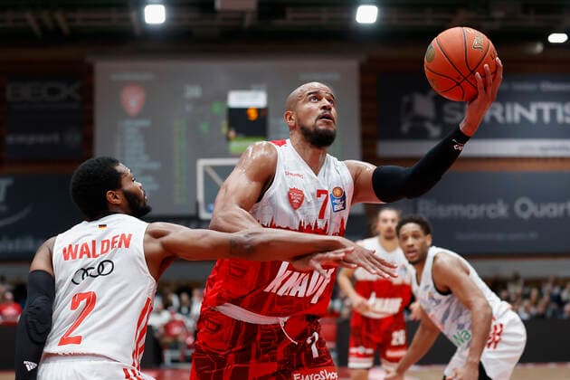 02.11.2021, Basketball, BBL, Hauptrunde 2021 - 2022, s.Oliver Wuerzburg - FC Bayern Muenchen, GER, Wuerzburg, s.Oliver Arena Bild: v. li. Corey Walden (FC Bayern Muenchen) und Alex King (s.Oliver Wuerzburg) Copyright: HMBxMedia xHeikoxBecker