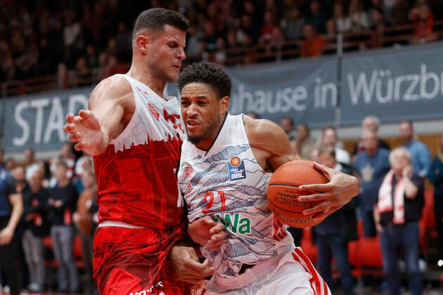 02.11.2021, Basketball, BBL, Hauptrunde 2021 - 2022, s.Oliver Wuerzburg - FC Bayern Muenchen, GER, Wuerzburg, s.Oliver Arena Bild: v. li. Filip Stanic (s.Oliver Wuerzburg) und Augustine Rubit (FC Bayern Muenchen) Copyright: HMBxMedia xHeikoxBecker
