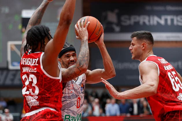 02.11.2021, Basketball, BBL, Hauptrunde 2021 - 2022, s.Oliver Wuerzburg - FC Bayern Muenchen, GER, Wuerzburg, s.Oliver Arena Bild: v. li. Desi Rodriguez (s.Oliver Wuerzburg), Nick Weiler-Babb (FC Bayern Muenchen) und Filip Stanic (s.Oliver Wuerzburg) Copyright: HMBxMedia xHeikoxBecker