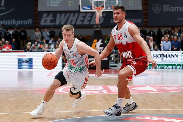 02.11.2021, Basketball, BBL, Hauptrunde 2021 - 2022, s.Oliver Wuerzburg - FC Bayern Muenchen, GER, Wuerzburg, s.Oliver Arena Bild: v. li. Ognjen Jaramaz (FC Bayern Muenchen) und Filip Stanic (s.Oliver Wuerzburg) Copyright: HMBxMedia xHeikoxBecker