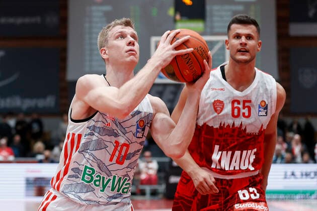 02.11.2021, Basketball, BBL, Hauptrunde 2021 - 2022, s.Oliver Wuerzburg - FC Bayern Muenchen, GER, Wuerzburg, s.Oliver Arena Bild: v. li. Ognjen Jaramaz (FC Bayern Muenchen) und Filip Stanic (s.Oliver Wuerzburg) Copyright: HMBxMedia xHeikoxBecker