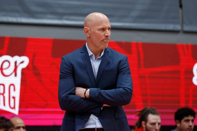 02.11.2021, Basketball, BBL, Hauptrunde 2021 - 2022, s.Oliver Wuerzburg - FC Bayern Muenchen, GER, Wuerzburg, s.Oliver Arena Bild: v. li. Headcoach Denis Wucherer (s.Oliver Wuerzburg) Copyright: HMBxMedia xHeikoxBecker