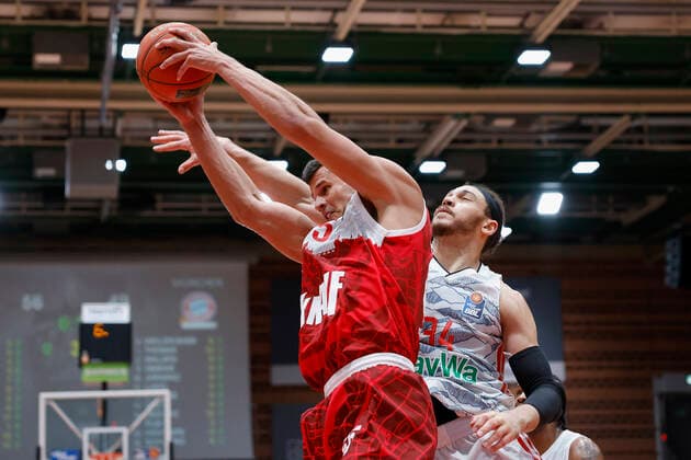 02.11.2021, Basketball, BBL, Hauptrunde 2021 - 2022, s.Oliver Wuerzburg - FC Bayern Muenchen, GER, Wuerzburg, s.Oliver Arena Bild: v. li. Filip Stanic (s.Oliver Wuerzburg) mit einem Rebound gegen Nick Weiler-Babb (FC Bayern Muenchen) Copyright: HMBxMedia xHeikoxBecker