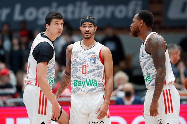 02.11.2021, Basketball, BBL, Hauptrunde 2021 - 2022, s.Oliver Wuerzburg - FC Bayern Muenchen, GER, Wuerzburg, s.Oliver Arena Bild: v. li. Enttaeuschung bei Vladimir Lucic (FC Bayern Muenchen), Nick Weiler-Babb (FC Bayern Muenchen) und Deshaun Thomas (FC Bayern Muenchen) Copyright: HMBxMedia xHeikoxBecker
