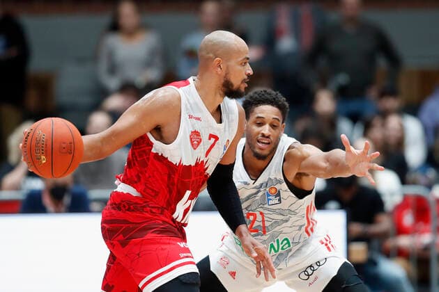 02.11.2021, Basketball, BBL, Hauptrunde 2021 - 2022, s.Oliver Wuerzburg - FC Bayern Muenchen, GER, Wuerzburg, s.Oliver Arena Bild: v. li. Alex King (s.Oliver Wuerzburg) und Augustine Rubit (FC Bayern Muenchen) Copyright: HMBxMedia xHeikoxBecker