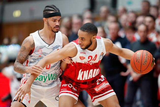 02.11.2021, Basketball, BBL, Hauptrunde 2021 - 2022, s.Oliver Wuerzburg - FC Bayern Muenchen, GER, Wuerzburg, s.Oliver Arena Bild: v. li. Nick Weiler-Babb (FC Bayern Muenchen) und Cameron Hunt (s.Oliver Wuerzburg) Copyright: HMBxMedia xHeikoxBecker
