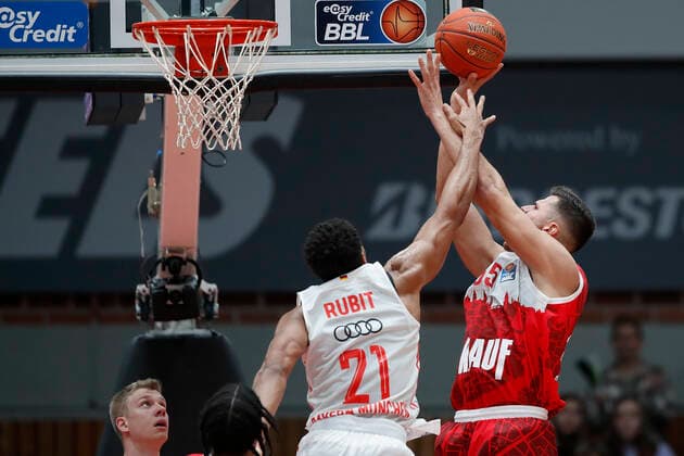 02.11.2021, Basketball, BBL, Hauptrunde 2021 - 2022, s.Oliver Wuerzburg - FC Bayern Muenchen, GER, Wuerzburg, s.Oliver Arena Bild: v. li. Augustine Rubit (FC Bayern Muenchen) und Filip Stanic (s.Oliver Wuerzburg) Copyright: HMBxMedia xHeikoxBecker