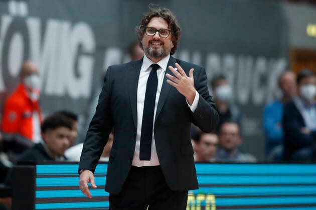 02.11.2021, Basketball, BBL, Hauptrunde 2021 - 2022, s.Oliver Wuerzburg - FC Bayern Muenchen, GER, Wuerzburg, s.Oliver Arena Bild: v. li. Head Coach Andrea Trinchieri (FC Bayern Muenchen) Copyright: HMBxMedia xHeikoxBecker