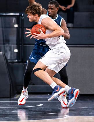 Moussa Diagne (Andorra), Maik Kotsar (Towers) 7days Euro Cup, Basketball Saison 2021 2022, 03. Spiel 02.11.21, Hamburg, Hamburg Towers vs. Morabanc Andorra, Â