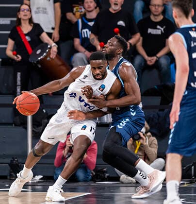 Eddy Edigin (Towers), Babatunde Olumuyiwa (Andorra) 7days Euro Cup, Basketball Saison 2021 2022, 03. Spiel 02.11.21, Hamburg, Hamburg Towers vs. Morabanc Andorra, Â