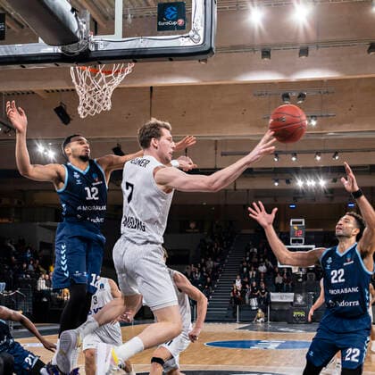 Amine Noua (Andorra), Lukas Meisner (Towers), Drew Crawford (Andorra) 7days Euro Cup, Basketball Saison 2021 2022, 03. Spiel 02.11.21, Hamburg, Hamburg Towers vs. Morabanc Andorra, Â