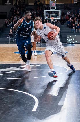 Babatunde Olumuyiwa (Andorra), Maik Kotsar (Towers) 7days Euro Cup, Basketball Saison 2021 2022, 03. Spiel 02.11.21, Hamburg, Hamburg Towers vs. Morabanc Andorra, Â