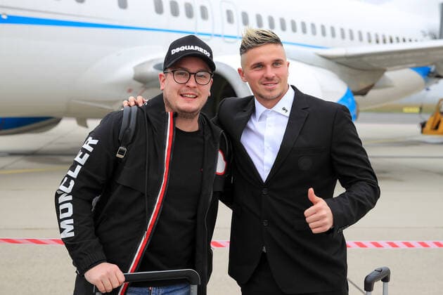 SOCCER - UEFA EL, Sociedad vs Sturm SAN SEBASTIAN,SPAIN,03.NOV.21 - SOCCER - UEFA Europa League, group stage, Real Sociedad vs SK Sturm Graz, preview, press conference, PK, Pressekonferenz Sturm. Image shows Tobias Schuetzenauer (Sturm) and a guest.  GEPAxpictures xMarioxBuehner