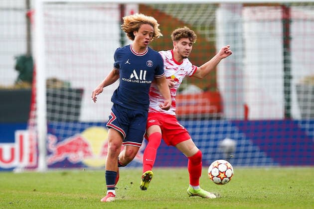 RB Leipzig U19 - Paris Saint Germain U19 03.11.2021 Leipzig, 03.11.2021, RBL Trainingszentrum am Cottaweg, Fußball, Saison 2021 2022, U19 Junioren, UEFA Youth League, Gruppenphase , RB Leipzig U19 - Paris Saint Germain U19, Im Bild v.l.: Xavi Simons (9, PSG U19) und Eric Uhlmann (6, RB U19), UEFA regulations prohibit any use of photographs as image sequences and or quasi-video. , *** RB Leipzig U19 Paris Saint Germain U19 03 11 2021 Leipzig, 03 11 2021, RBL Trainingszentrum am Cottaweg, Football, Season 2021 2022, U19 Juniors, UEFA Youth League, Group Stage , RB Leipzig U19 Paris Saint Germain U19, Pictured f l Xavi Simons 9, PSG U19 and Eric Uhlmann 6, RB U19 , UEFA regulations prohibit any use of photographs as image sequences and or quasi video ,