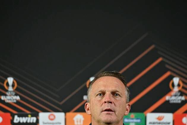 GENK, BELGIUM - NOVEMBER 3 : John van den Brom head coach of KRC Genk talking to the press during a press conference, PK, Pressekonferenz prior to the UEFA Europa League Group stage H match between KRC Genk and West Ham United on November 03, 2021 in Genk, Belgium, 3 11 21 ( KRC Genk v West Ham United- UEFA Europa League Media Activities PhotoNews Panoramic 