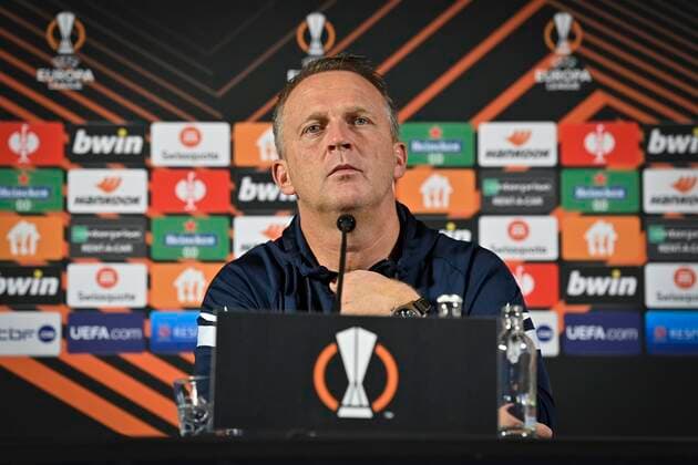 GENK, BELGIUM - NOVEMBER 3 : John van den Brom head coach of KRC Genk talking to the press during a press conference, PK, Pressekonferenz prior to the UEFA Europa League Group stage H match between KRC Genk and West Ham United on November 03, 2021 in Genk, Belgium, 3 11 21 ( KRC Genk v West Ham United- UEFA Europa League Media Activities PhotoNews Panoramic 
