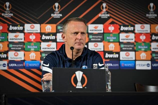GENK, BELGIUM - NOVEMBER 3 : John van den Brom head coach of KRC Genk talking to the press during a press conference, PK, Pressekonferenz prior to the UEFA Europa League Group stage H match between KRC Genk and West Ham United on November 03, 2021 in Genk, Belgium, 3 11 21 ( KRC Genk v West Ham United- UEFA Europa League Media Activities PhotoNews Panoramic 