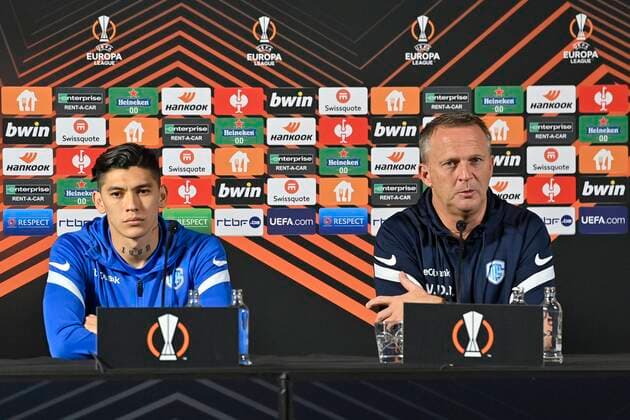 GENK, BELGIUM - NOVEMBER 3 : John van den Brom head coach of KRC Genk talking to the press during a press conference, PK, Pressekonferenz prior to the UEFA Europa League Group stage H match between KRC Genk and West Ham United on November 03, 2021 in Genk, Belgium, 3 11 21 ( KRC Genk v West Ham United- UEFA Europa League Media Activities PhotoNews Panoramic 