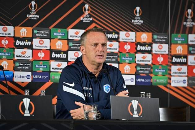 GENK, BELGIUM - NOVEMBER 3 : John van den Brom head coach of KRC Genk talking to the press during a press conference, PK, Pressekonferenz prior to the UEFA Europa League Group stage H match between KRC Genk and West Ham United on November 03, 2021 in Genk, Belgium, 3 11 21 ( KRC Genk v West Ham United- UEFA Europa League Media Activities PhotoNews Panoramic 