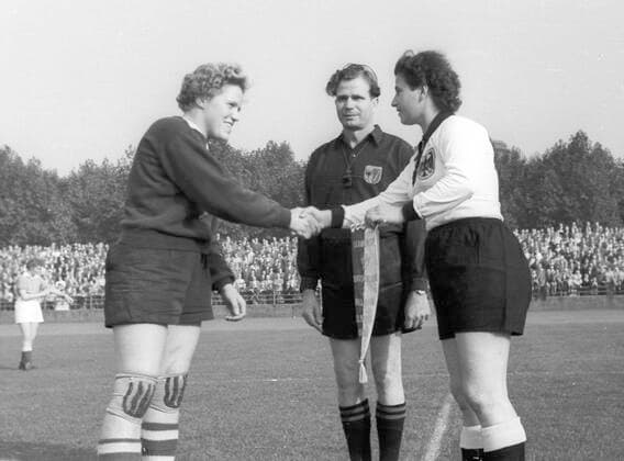 Erstes Frauenfußball-Länderspiel: Deutschland - Niederlande 2:1 23.09.1956 im Mathias-Stinnes-Stadion in Essen. Begrüßung der Spielführerinnen. Nur fuer journalistische Zwecke! Only for editorial use!