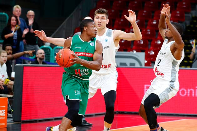 Basketball FIBA Europa Cup 4. Spieltag Gruppe A Runde 1 in der Oberfrankenhalle in Bayreuth Saison 2021-2022 Medi Bayreuth gegen Kapfenberg Bulls Andreas Seiferth (Medi Bayreuth 11) rechts Kareem Jamar (Kapfenberg Bulls 4) links