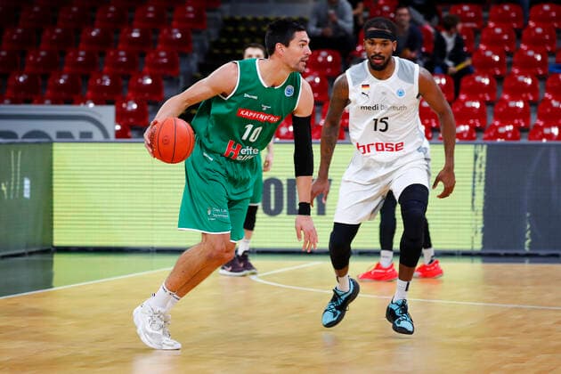 Basketball FIBA Europa Cup 4. Spieltag Gruppe A Runde 1 in der Oberfrankenhalle in Bayreuth Saison 2021-2022 Medi Bayreuth gegen Kapfenberg Bulls Terry Allen ( Medi Bayreuth 15) rechts Dejan Cigoja (Kapfenberg Bulls 10) links
