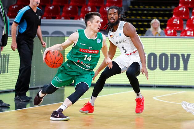 Basketball FIBA Europa Cup 4. Spieltag Gruppe A Runde 1 in der Oberfrankenhalle in Bayreuth Saison 2021-2022 Medi Bayreuth gegen Kapfenberg Bulls Marcus Thornton ( Medi Bayreuth 3) rechts Tobias Schrittwieser (Kapfenberg Bulls 14) links