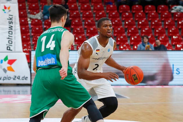Basketball FIBA Europa Cup 4. Spieltag Gruppe A Runde 1 in der Oberfrankenhalle in Bayreuth Saison 2021-2022 Medi Bayreuth gegen Kapfenberg Bulls Sacar Anim ( Medi Bayreuth 2) rechts Tobias Schrittwieser (Kapfenberg Bulls 14) links
