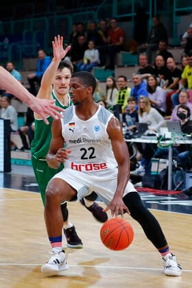 Basketball FIBA Europa Cup 4. Spieltag Gruppe A Runde 1 in der Oberfrankenhalle in Bayreuth Saison 2021-2022 Medi Bayreuth gegen Kapfenberg Bulls Sacar Anim ( Medi Bayreuth 2) rechts Tobias Schrittwieser (Kapfenberg Bulls 14) links